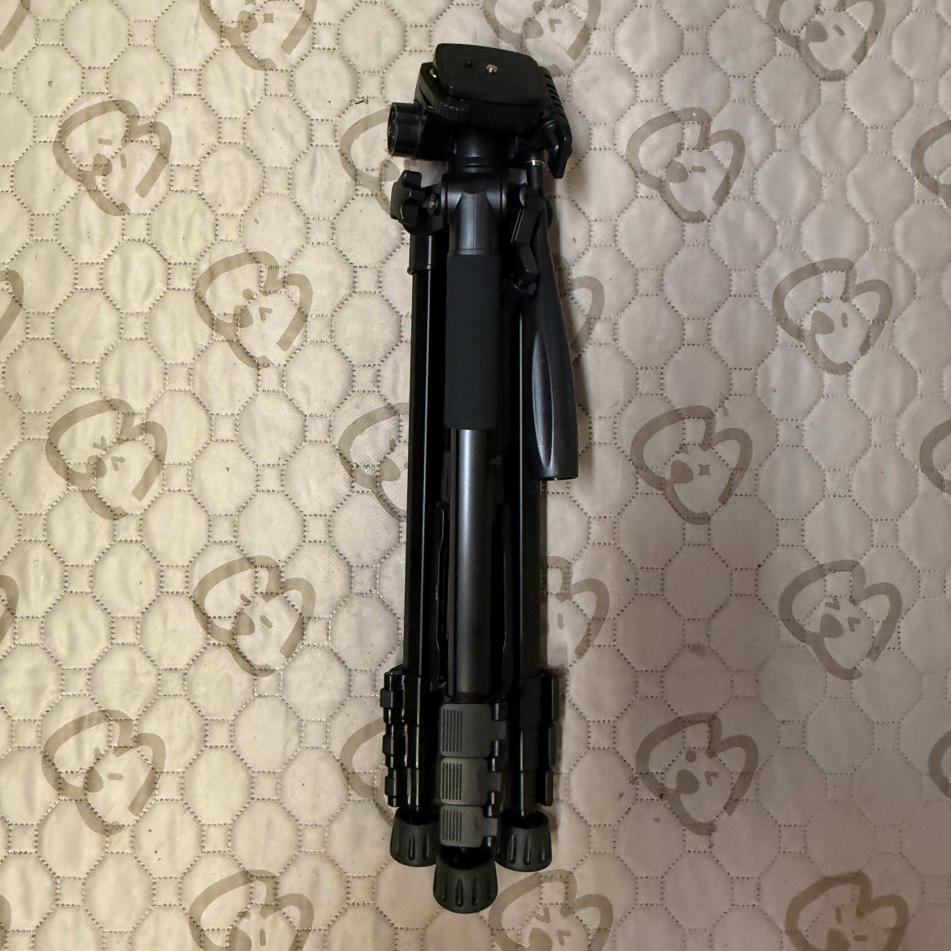 Fanttik Camera Tripod with Panoramic Head (Open Box Like New)