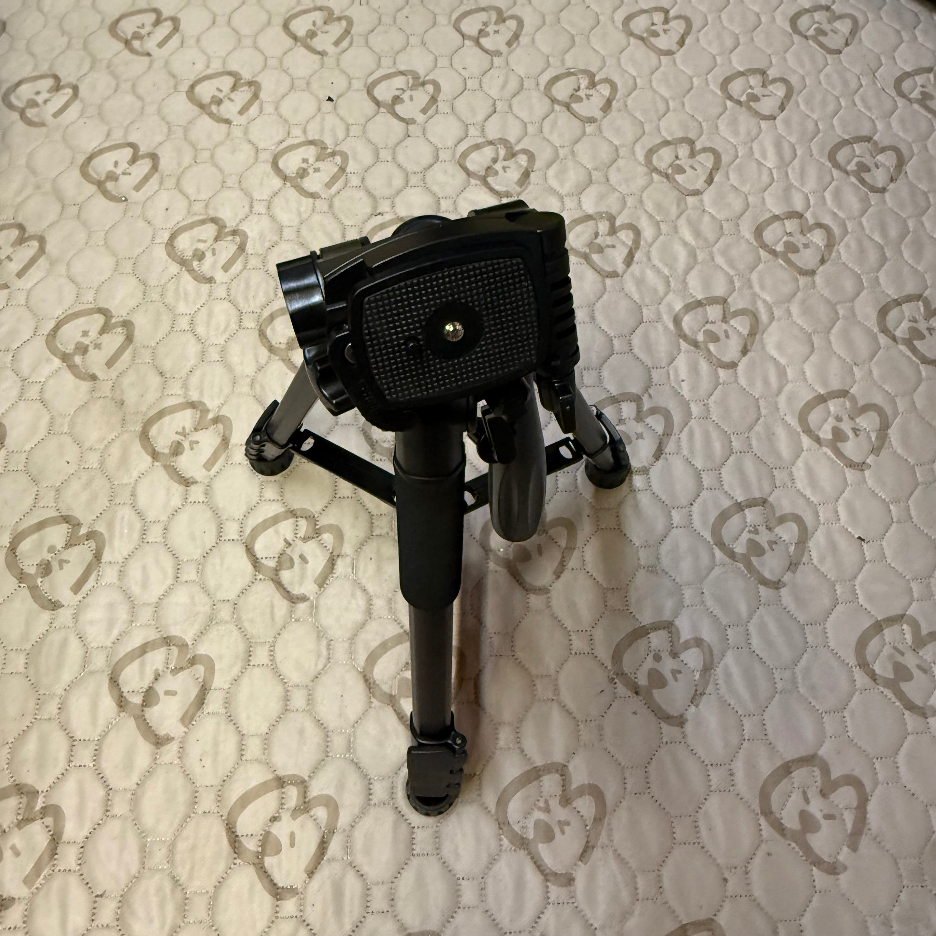 Fanttik Camera Tripod with Panoramic Head (Open Box Like New)