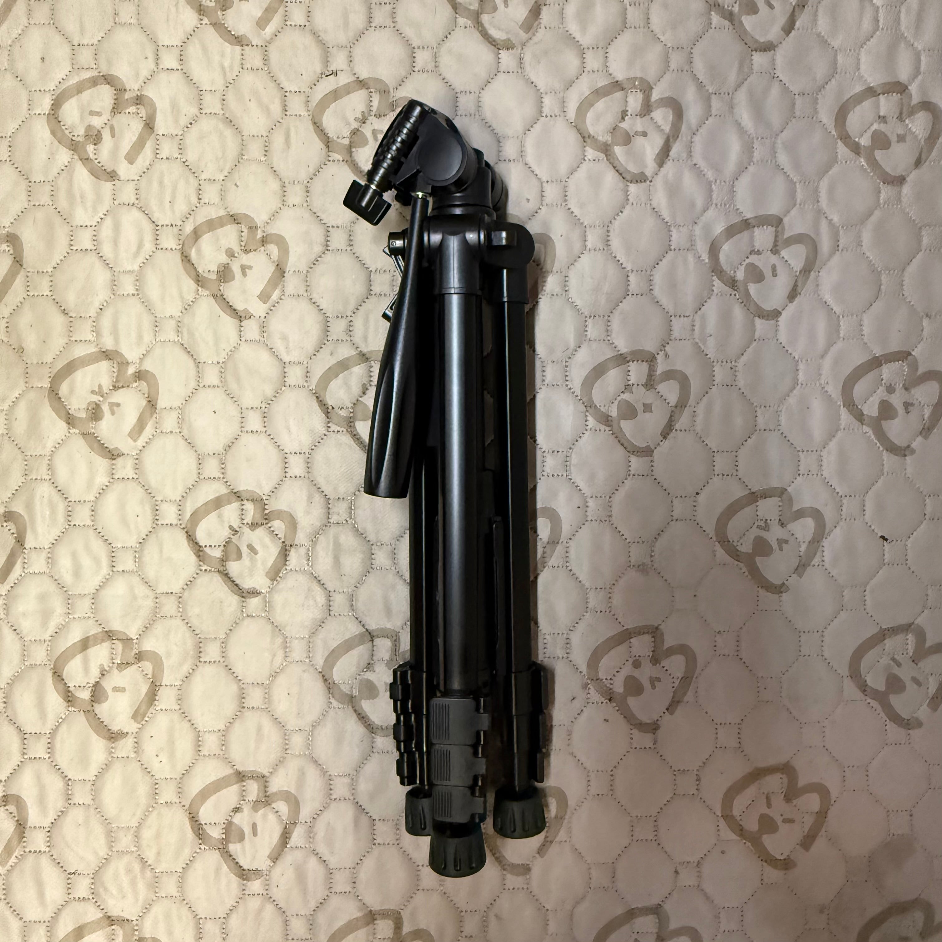Fanttik Camera Tripod with Panoramic Head (Open Box Like New)